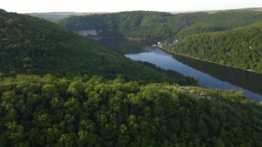 Canyon nehir körfezi uçurumları yeşil çimenler kıyısı kayaların üzerinden güzel manzara