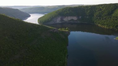 Canyon nehir körfezi uçurumları yeşil çimenler kıyısı kayaların üzerinden güzel manzara