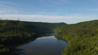 Canyon nehir körfezi uçurumları yeşil çimenler kıyısı kayaların üzerinden güzel manzara