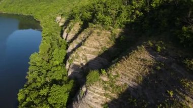 Canyon nehir körfezi uçurumları yeşil çimenler kıyısı kayaların üzerinden güzel manzara