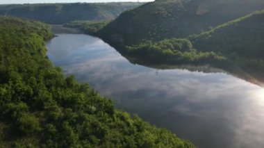 Canyon nehir körfezi uçurumları yeşil çimenler kıyısı kayaların üzerinden güzel manzara