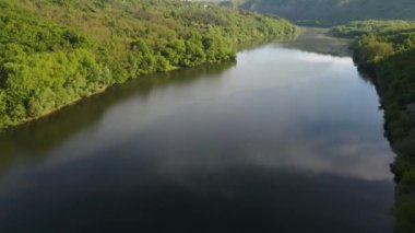 Canyon nehir körfezi uçurumları yeşil çimenler kıyısı kayaların üzerinden güzel manzara