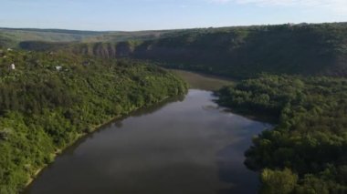 Canyon nehir körfezi uçurumları yeşil çimenler kıyısı kayaların üzerinden güzel manzara