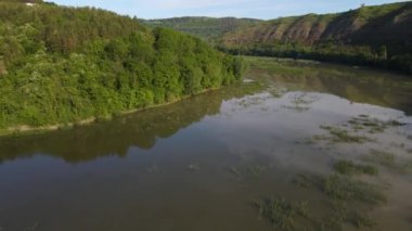 Canyon nehir körfezi uçurumları yeşil çimenler kıyısı kayaların üzerinden güzel manzara