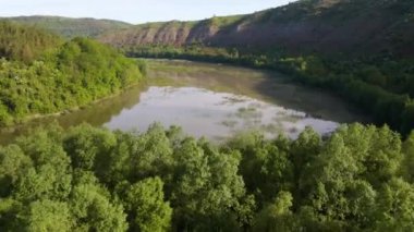 Canyon nehir körfezi uçurumları yeşil çimenler kıyısı kayaların üzerinden güzel manzara