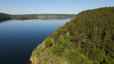 Canyon nehir körfezi uçurumları yeşil çimenler kıyısı kayaların üzerinden güzel manzara