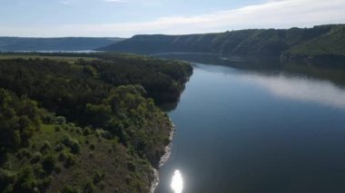 Canyon nehir körfezi uçurumları yeşil çimenler kıyısı kayaların üzerinden güzel manzara