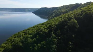 Canyon nehir körfezi uçurumları yeşil çimenler kıyısı kayaların üzerinden güzel manzara