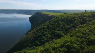 Canyon nehir körfezi uçurumları yeşil çimenler kıyısı kayaların üzerinden güzel manzara
