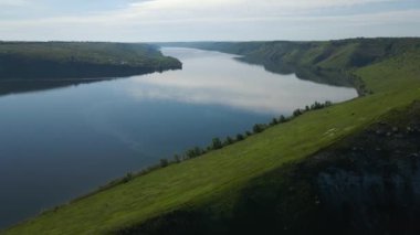 Canyon nehir körfezi uçurumları yeşil çimenler kıyısı kayaların üzerinden güzel manzara
