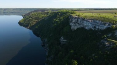 Canyon nehir körfezi uçurumları yeşil çimenler kıyısı kayaların üzerinden güzel manzara
