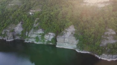 Canyon nehir körfezi uçurumları yeşil çimenler kıyısı kayaların üzerinden güzel manzara