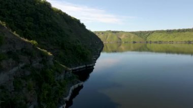 Canyon nehir körfezi uçurumları yeşil çimenler kıyısı kayaların üzerinden güzel manzara