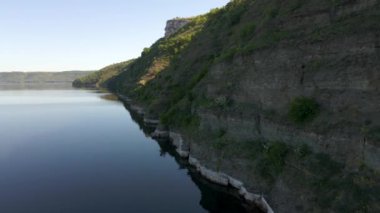 Canyon nehir körfezi uçurumları yeşil çimenler kıyısı kayaların üzerinden güzel manzara