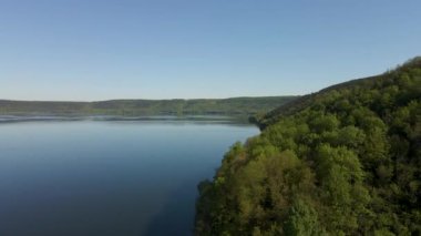 Canyon nehir körfezi uçurumları yeşil çimenler kıyısı kayaların üzerinden güzel manzara