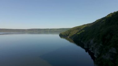 Canyon nehir körfezi uçurumları yeşil çimenler kıyısı kayaların üzerinden güzel manzara