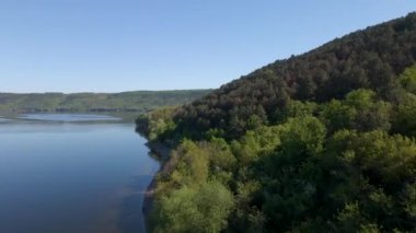 Canyon nehir körfezi uçurumları yeşil çimenler kıyısı kayaların üzerinden güzel manzara