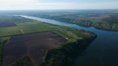 Canyon nehir körfezi uçurumları yeşil çimenler kıyısı kayaların üzerinden güzel manzara