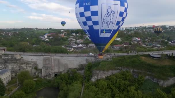 Pohled Trubce Barevného Horkovzdušného Balónu Letícího Nad Zeleným Parkem Řekou — Stock video