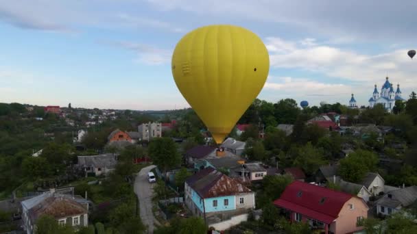 Una Vista Desde Dron Colorido Globo Aerostático Volando Sobre Parque — Vídeos de Stock