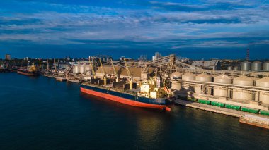 İthalat-ihracat küresel ticaret lojistik ve ulaşım, konteynır gemilerini yükleme ve boşaltma, kuş bakışı kargo taşımacılığı alanındaki sanayi limanı.