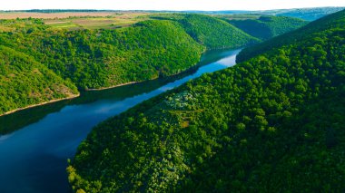 Kanyon nehri adaları uçurum manzarası
