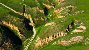 Kanyon uçurumları, yeşil çim manzaralı.