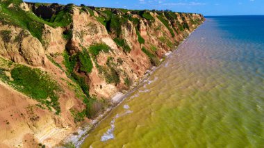 Kanyon kayalıkları okyanus manzaralı.