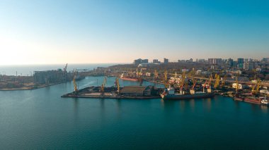 İthalat-ihracat küresel ticaret lojistik ve ulaşım, konteynır gemilerini yükleme ve boşaltma, kuş bakışı kargo taşımacılığı alanındaki sanayi limanı.