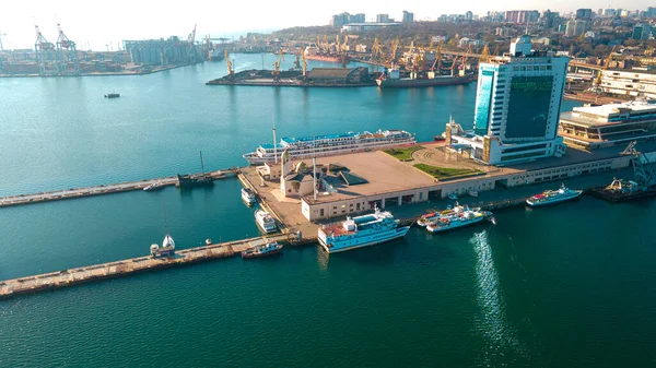 İthalat-ihracat küresel ticaret lojistik ve ulaşım, konteynır gemilerini yükleme ve boşaltma, kuş bakışı kargo taşımacılığı alanındaki sanayi limanı.