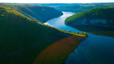 Kanyon nehri adaları uçurum manzarası
