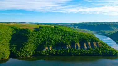 Kanyon nehri adaları uçurum manzarası