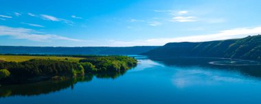 Kanyon nehri adaları uçurum manzarası