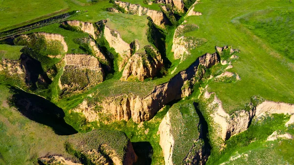 Kanyon Uçurumları Yeşil Çim Manzaralı — Stok fotoğraf