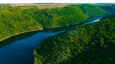 Kanyon nehri adaları uçurum manzarası