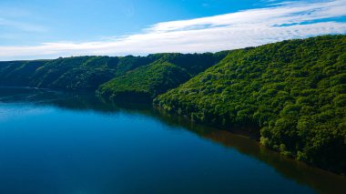 Kanyon nehri adaları uçurum manzarası