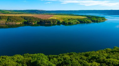 Kanyon nehri adaları uçurum manzarası