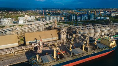 İthalat-ihracat küresel ticaret lojistik ve ulaşım, konteynır gemilerini yükleme ve boşaltma, kuş bakışı kargo taşımacılığı alanındaki sanayi limanı.
