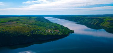 Kanyon nehri adaları uçurum manzarası