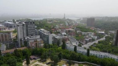 Kiev Ukrayna şehri, çok katlı binalardan oluşan yüksek bir manzarayla uçuyor.