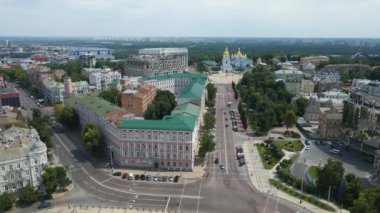 Kiev Ukrayna şehri, çok katlı binalardan oluşan yüksek bir manzarayla uçuyor.