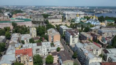 Kiev Ukrayna şehri, çok katlı binalardan oluşan yüksek bir manzarayla uçuyor.