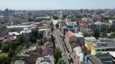 Kiev Ukrayna şehri, çok katlı binalardan oluşan yüksek bir manzarayla uçuyor.