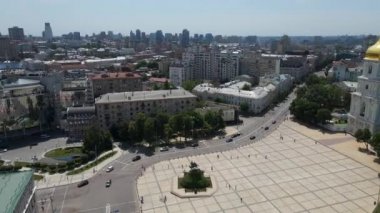 Kiev Ukrayna şehri, çok katlı binalardan oluşan yüksek bir manzarayla uçuyor.