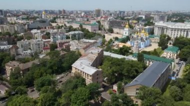 Kiev Ukrayna şehri, çok katlı binalardan oluşan yüksek bir manzarayla uçuyor.