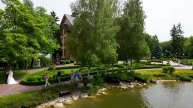 Göl kıyısındaki eski Ukrayna Devlet Başkanı Viktor Yanukoviç 'in lüks evi. Mezhyhirya 'daki seçkin Honka evi. Ukrayna, Novi Petrivtsi - 21 Haziran 2021.