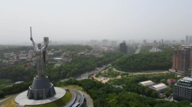 Kiev, Ukrayna, 2021 dolaylarında Kiev Kiev 'in, şanlı Anavatan Anıtı Lesi Ukrayna Bulvarı' nın, gece vakti gökyüzünden görünüşünü alıyor.