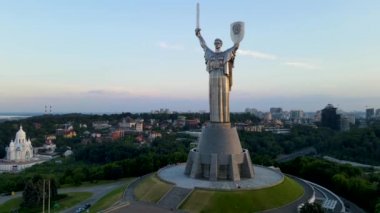 Kiev, Ukrayna, 2021 dolaylarında Kiev Kiev 'in, şanlı Anavatan Anıtı Lesi Ukrayna Bulvarı' nın, gece vakti gökyüzünden görünüşünü alıyor.