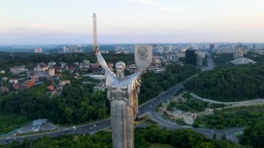 Kiev, Ukrayna, 2021 dolaylarında Kiev Kiev 'in, şanlı Anavatan Anıtı Lesi Ukrayna Bulvarı' nın, gece vakti gökyüzünden görünüşünü alıyor.