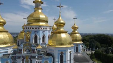 Hava görüntüsü. Michael 'ın Kiev' deki Mikhailovskaya Meydanı 'ndaki Altın Kubbe Manastırı. Kiev 'in Tarihi Merkezi
